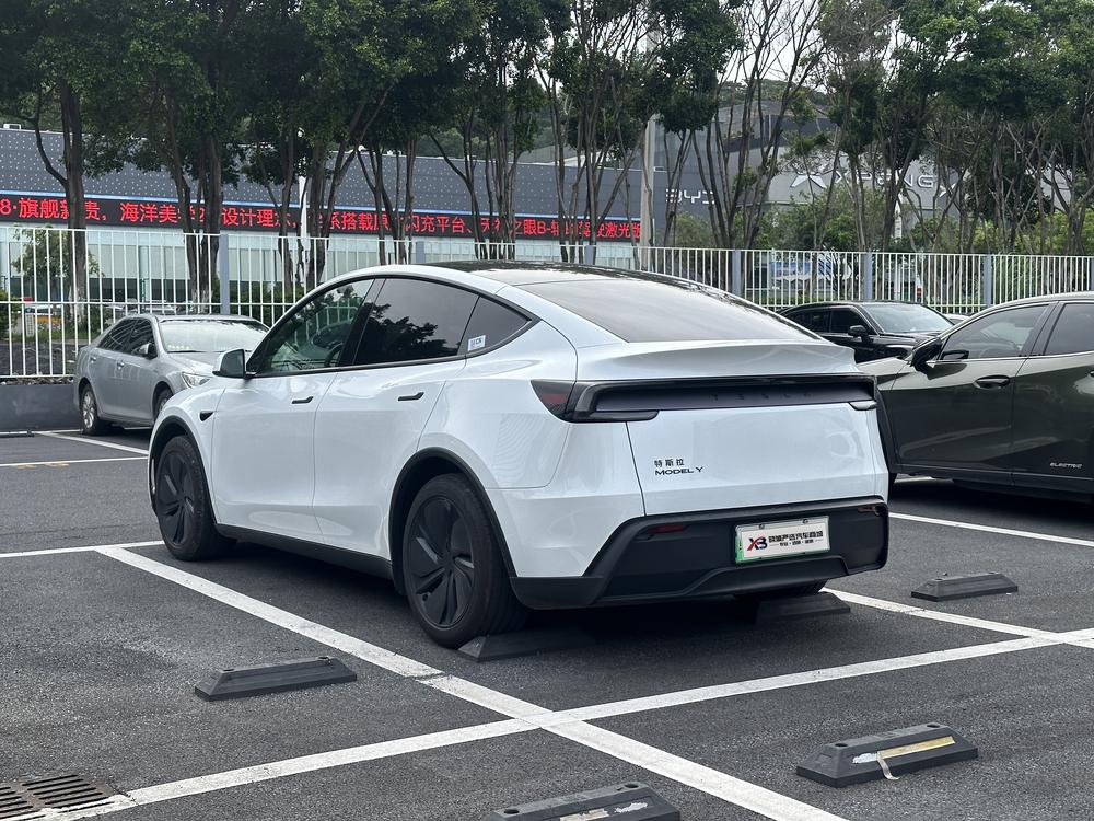 Tesla Model Y 2026 #4 Tesla Model Y 2026 car image #4