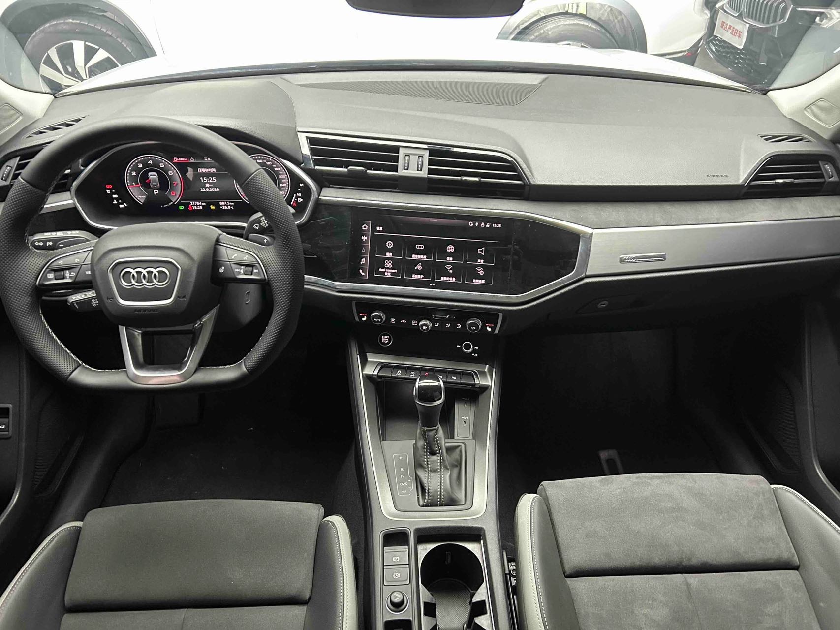 Audi Q3 2022 car image #2