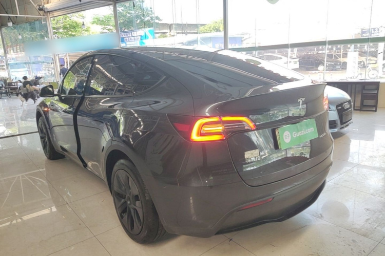 Tesla Model Y 2025 #5 Tesla Model Y 2025 car image #5