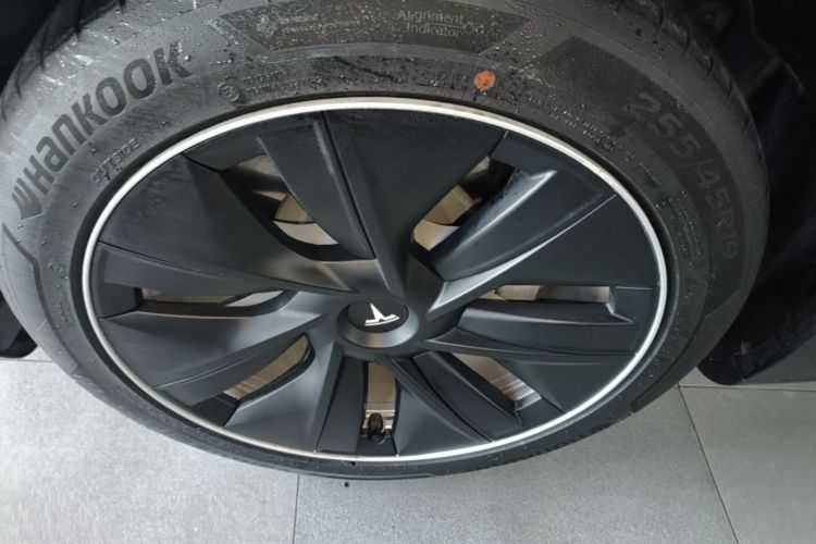 Tesla Model Y 2021 car image #9