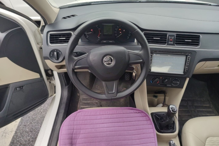 Skoda Rapid 2015 car image #12