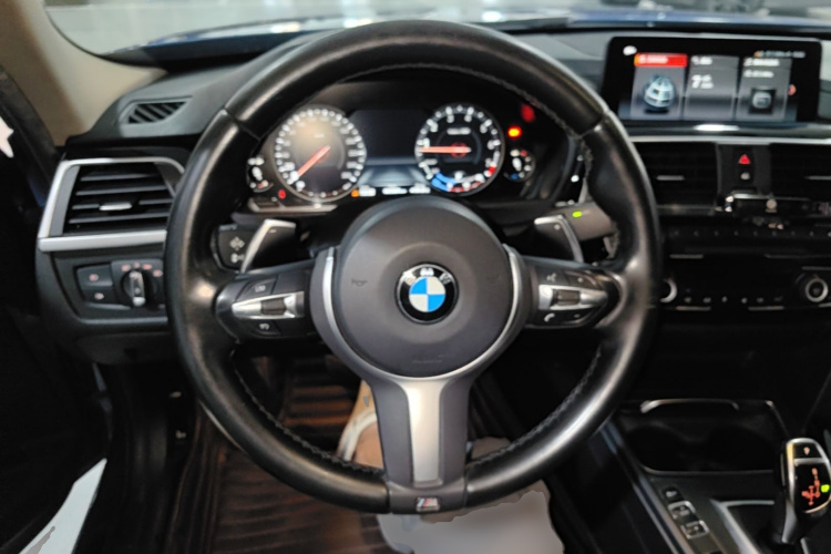 BMW 3 Series 2019 car image #11