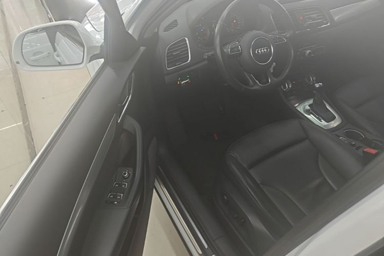 Audi Q3 2014 car image #16