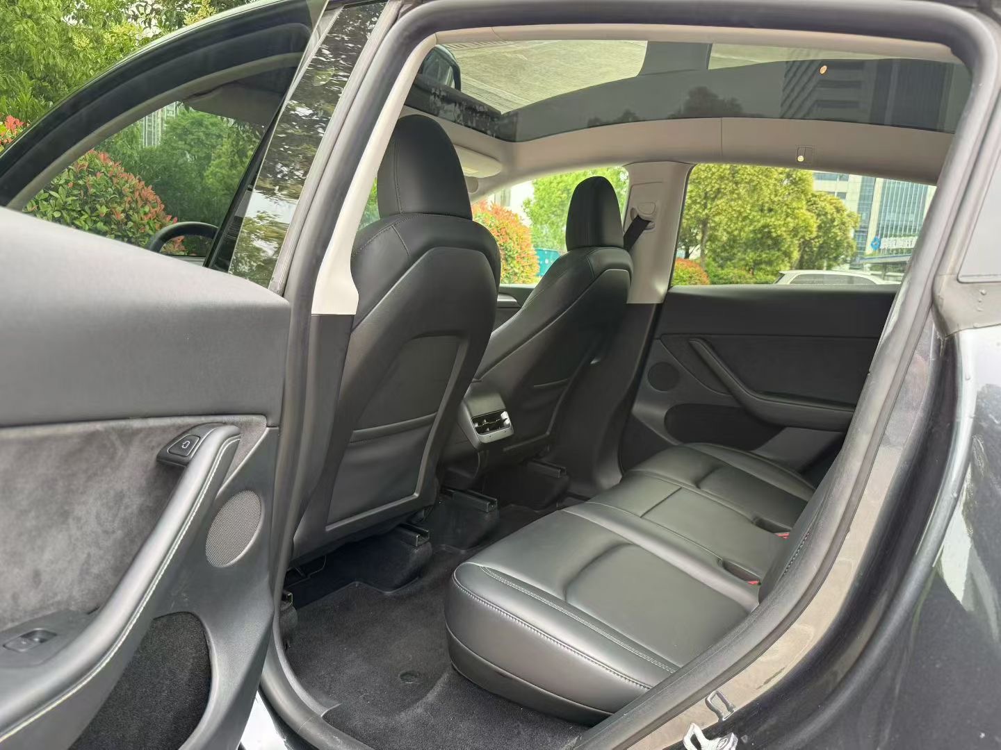 Tesla Model Y 2025 car image #7