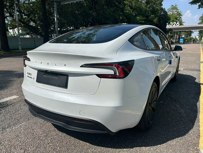 Tesla Model 3 2026 immagine di auto #7