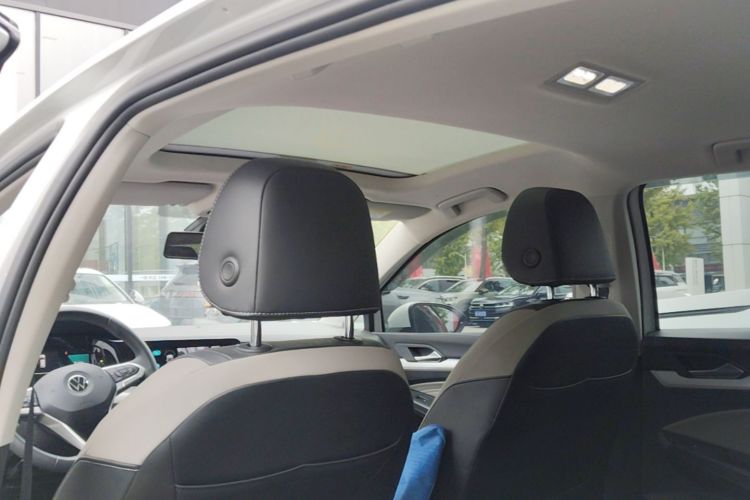 Volkswagen Golf 2023 immagine di auto #18
