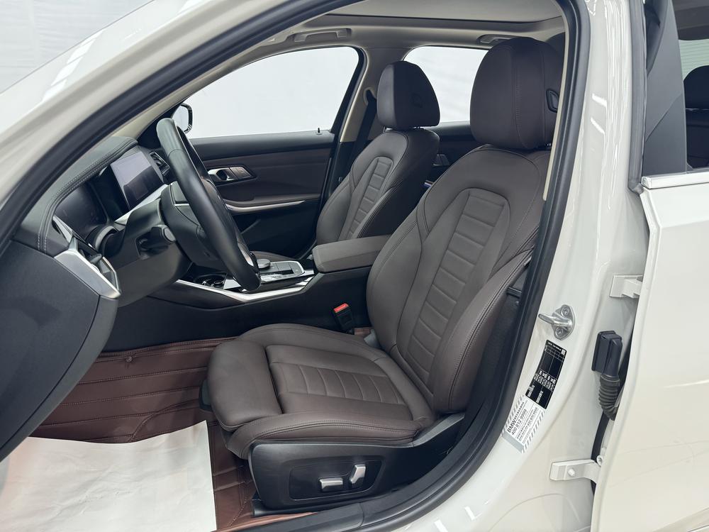 BMW 3 Series 2019 car image #12