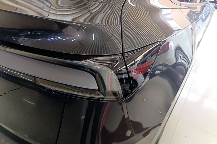 Tesla Model Y 2025 car image #8