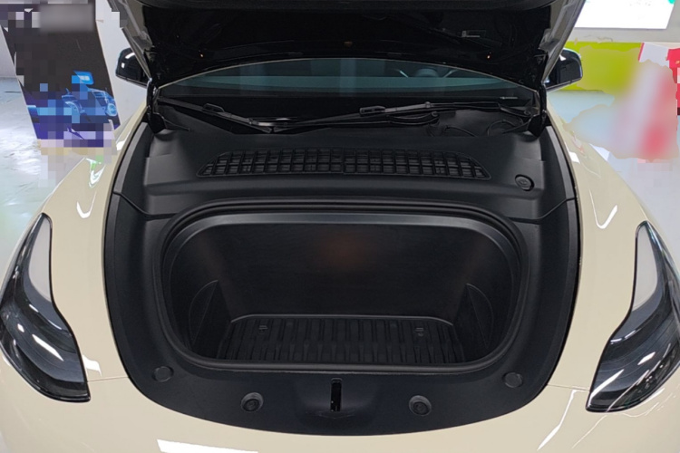 Tesla Model Y 2023 car image #22