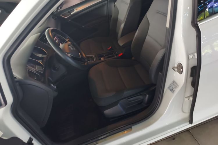 Volkswagen Golf 2020 car image #19