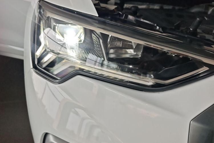 Audi Q3 2022 car image #8