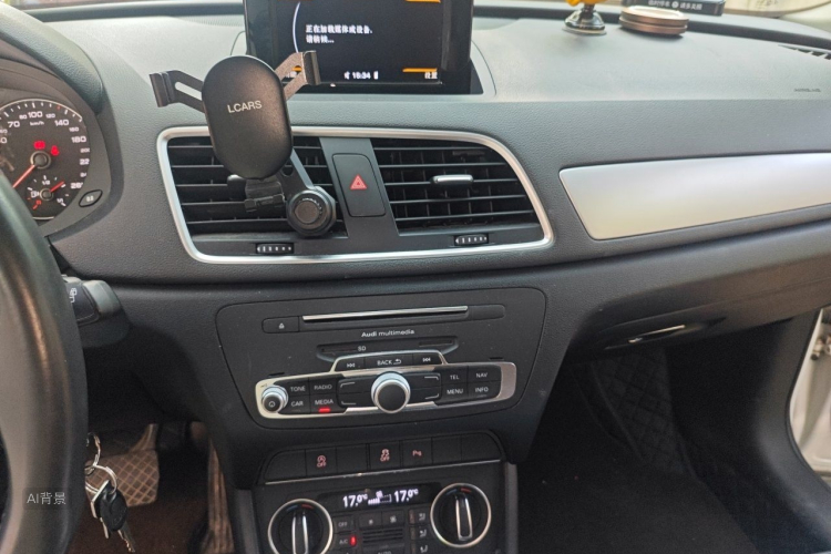Audi Q3 2019 car image #15