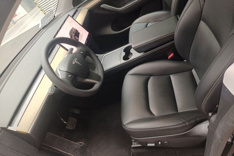 Tesla Model Y 2023 car image #19