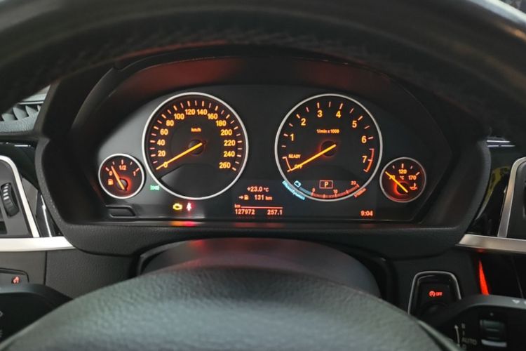 BMW 3 Series 2018 car image #12