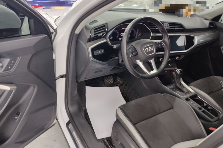 Audi Q3 2021 car image #16