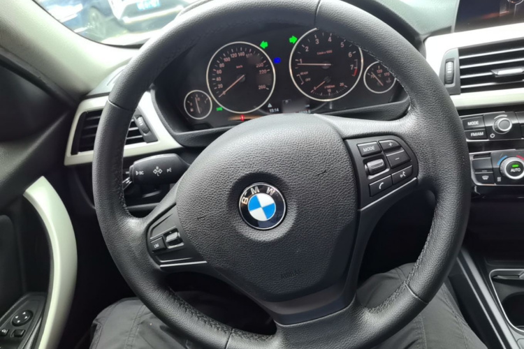 BMW 3 Series 2015 car image #16