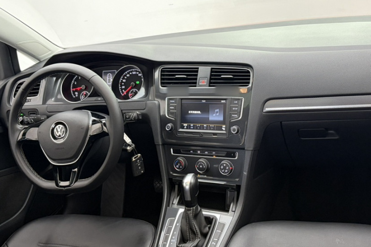 Volkswagen Golf 2017 car image #12