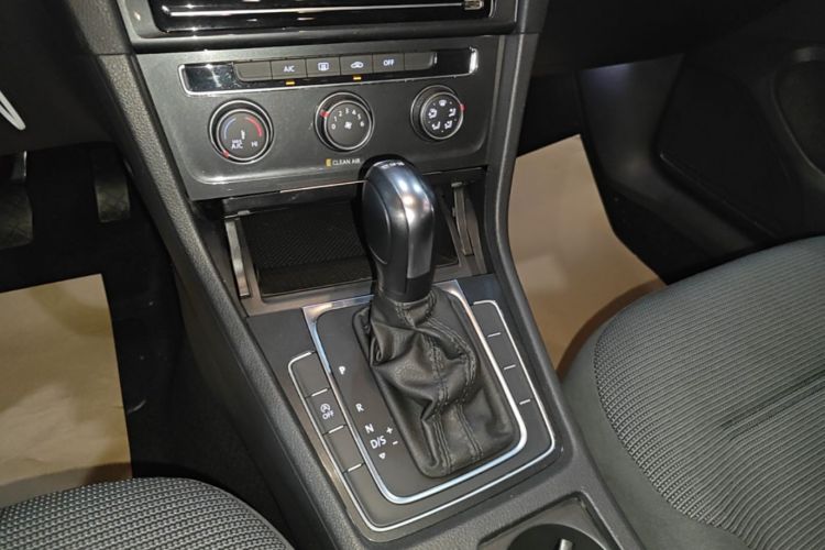 Volkswagen Golf 2019 car image #14