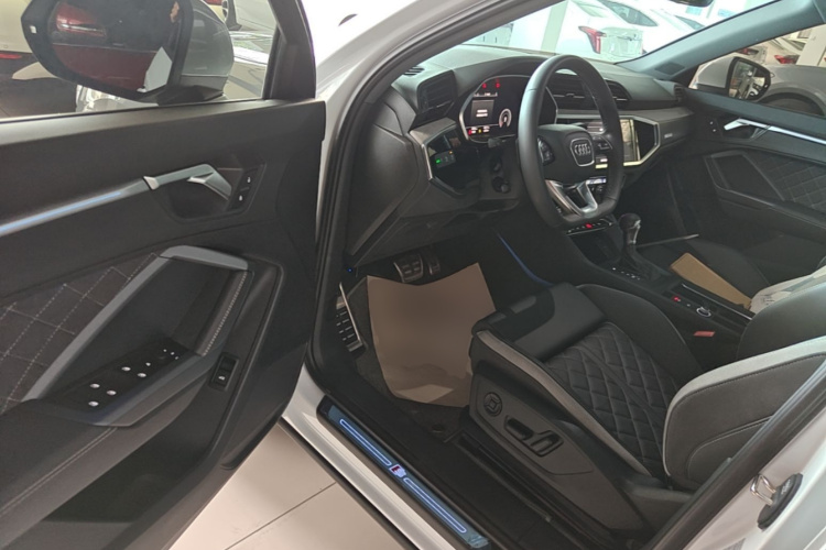 Audi Q3 2025 car image #16