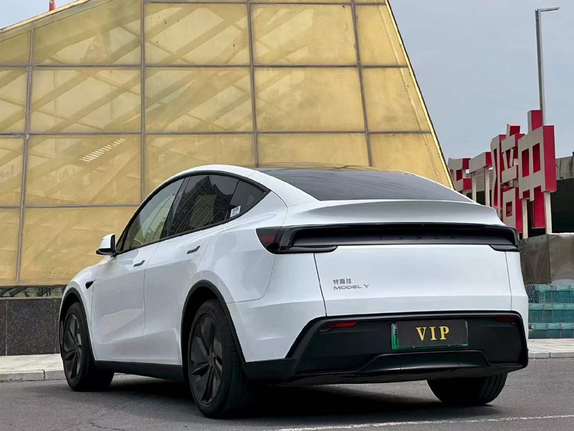 Tesla Model Y 2025 #7 Tesla Model Y 2025 car image #7
