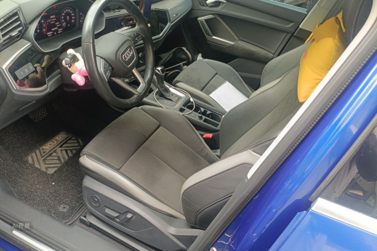 Audi Q3 2020 car image #17