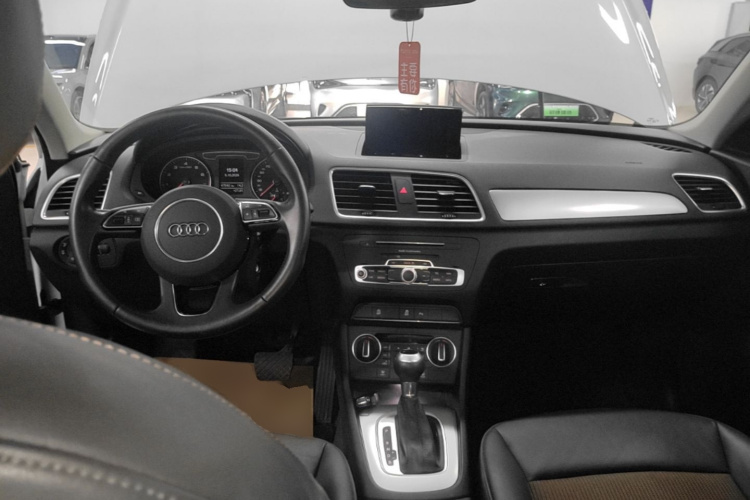 Audi Q3 2019 #10 Audi Q3 2019 صورة سيارة #10