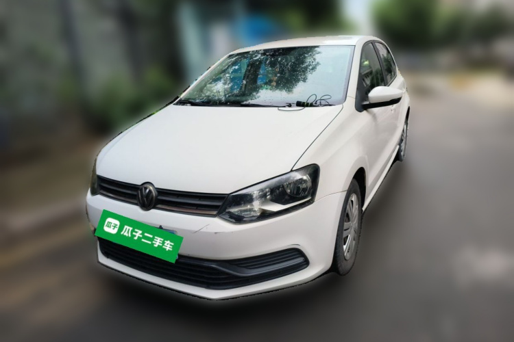 Volkswagen Polo 2015 car image #2