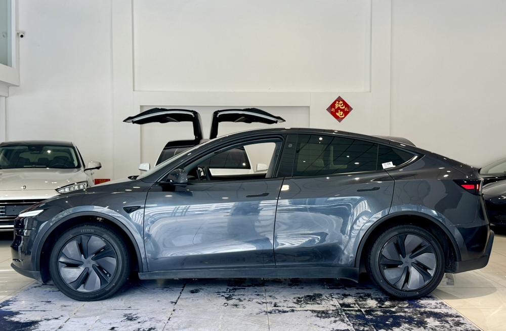 Tesla Model Y 2025 #4 Tesla Model Y 2025 car image #4