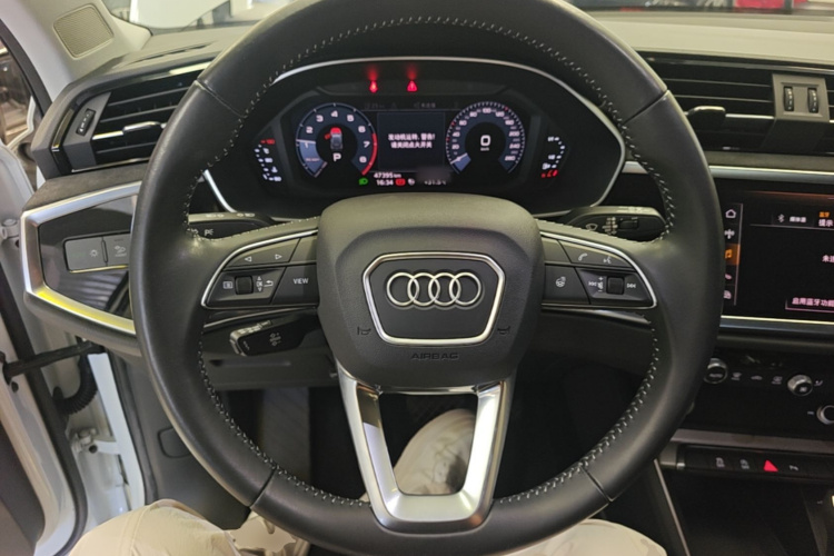 Audi Q3 2020 car image #15