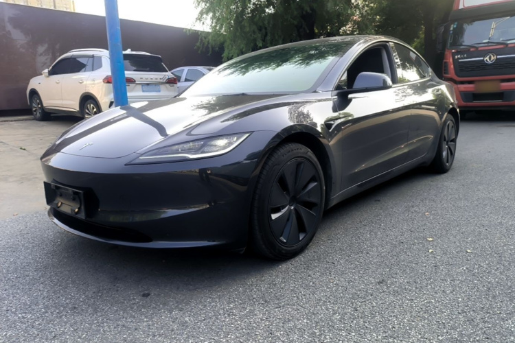 Tesla Model 3 2025 car image #2