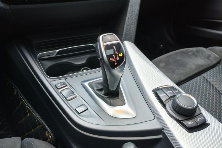 BMW 3 Series 2018 car image #14