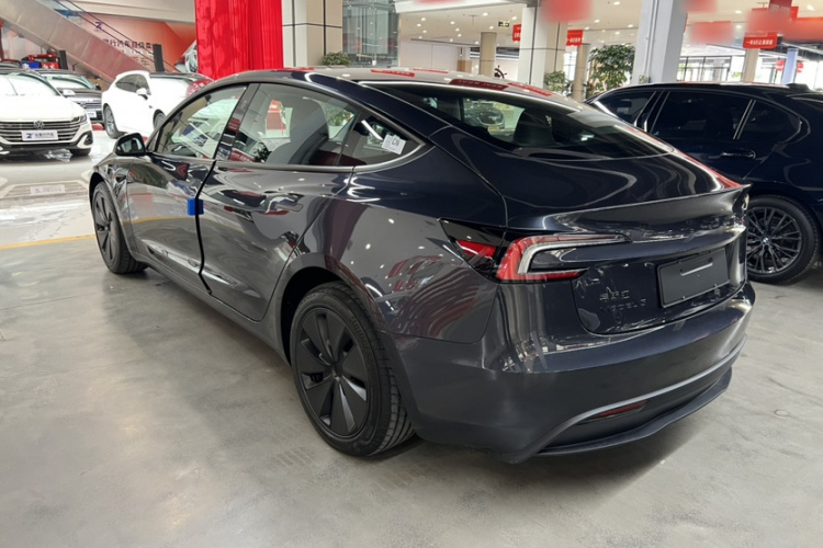 Tesla Model 3 2026 car image #5