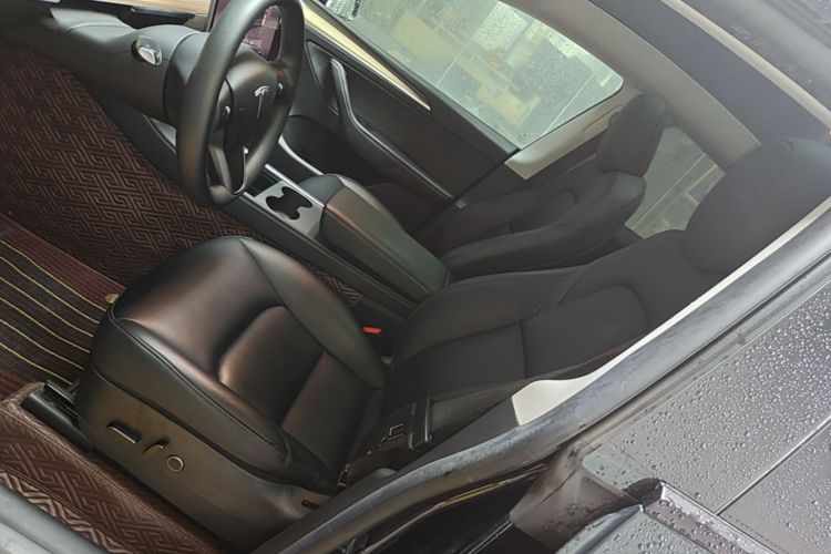 Tesla Model Y 2023 car image #19
