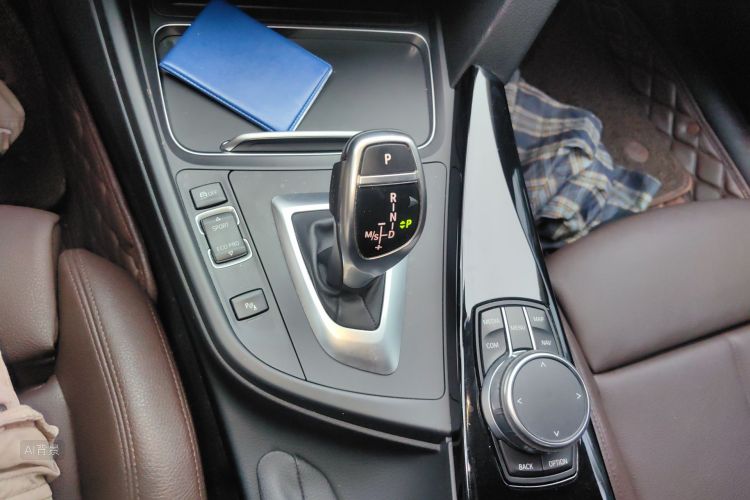 BMW 3 Series 2019 car image #16