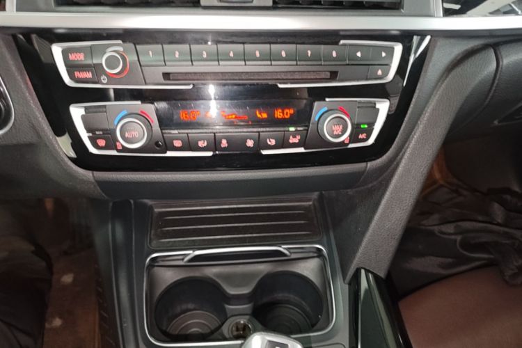 BMW 3 Series 2019 car image #13