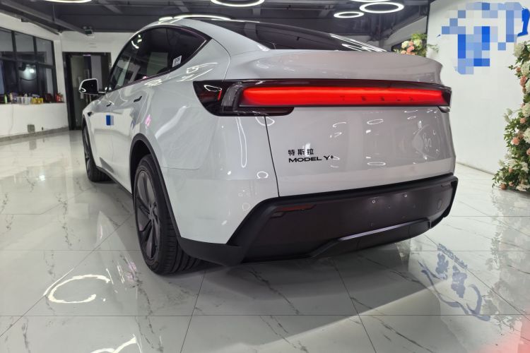 Tesla Model Y 2026 #8 Tesla Model Y 2026 car image #8