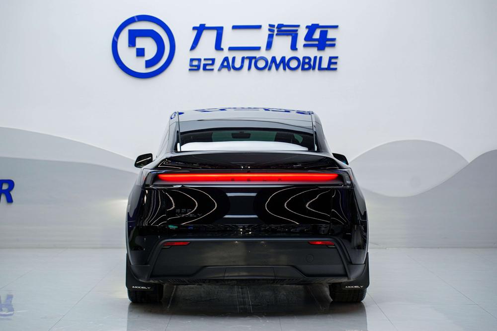Tesla Model Y 2026 immagine di auto #3