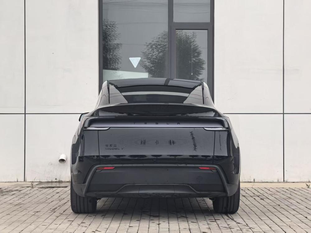 Tesla Model Y 2026 car image #5