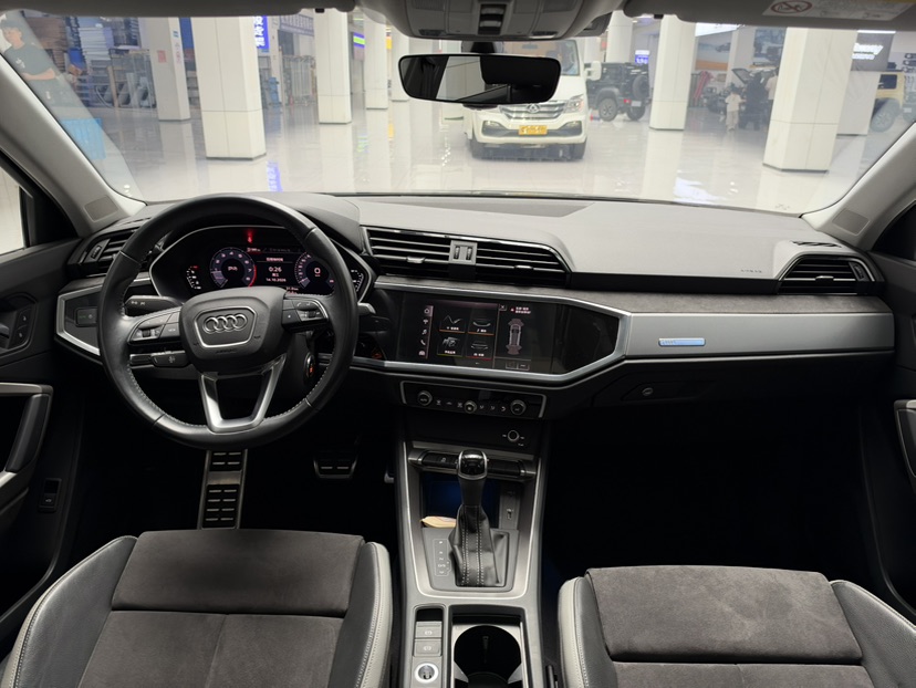 Audi Q3 2021 car image #14