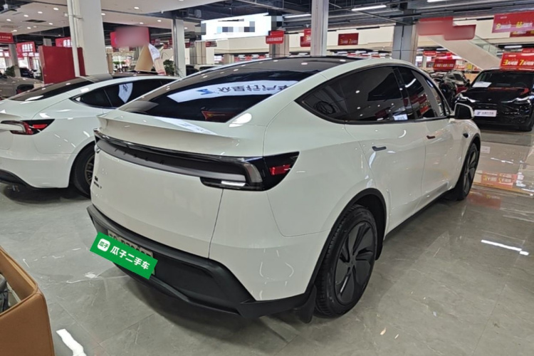 Tesla Model Y 2025 #7 Tesla Model Y 2025 immagine di auto #7