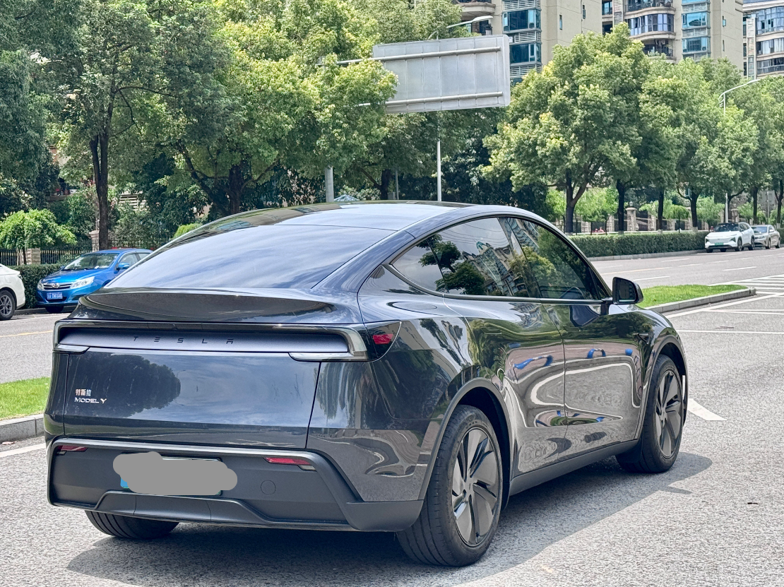 Tesla Model Y 2025 #8 Tesla Model Y 2025 car image #8