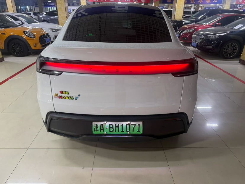 Tesla Model Y 2025 #8 Tesla Model Y 2025 car image #8