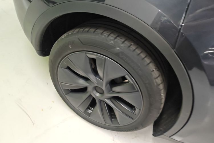 Tesla Model Y 2024 immagine di auto #10
