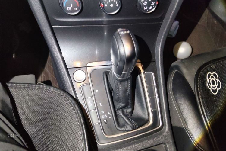 Volkswagen Golf 2018 car image #16