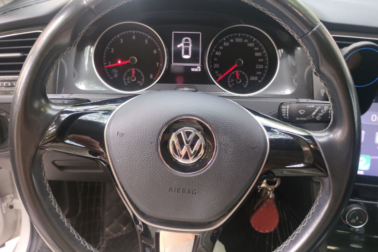 Volkswagen Golf 2017 car image #16