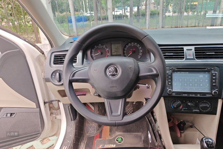 Skoda Rapid 2016 car image #12