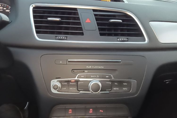 Audi Q3 2019 car image #17