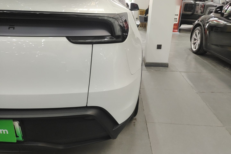 Tesla Model Y 2025 car image #8