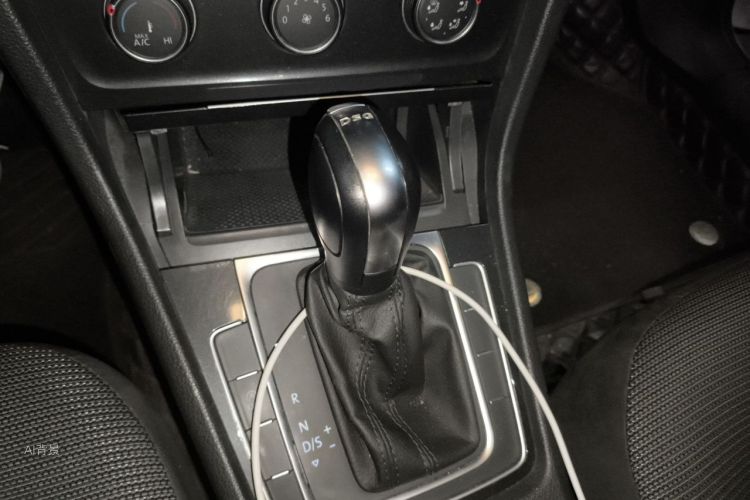Volkswagen Golf 2020 car image #16