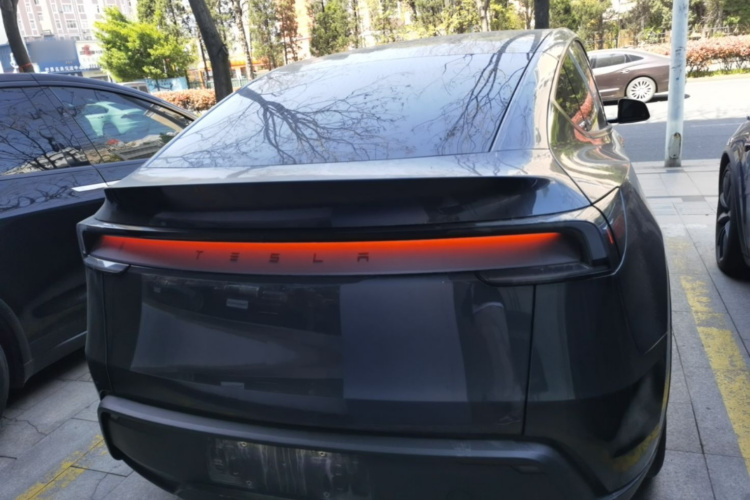 Tesla Model Y 2025 #6 Tesla Model Y 2025 car image #6